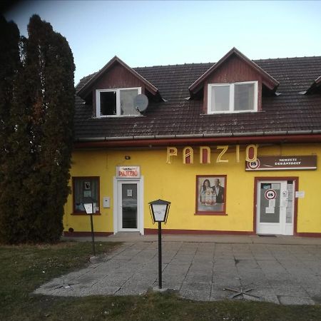 Fekete Macska Panzio Otel Tata Dış mekan fotoğraf