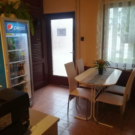 Fekete Macska Panzio Otel Tata Dış mekan fotoğraf