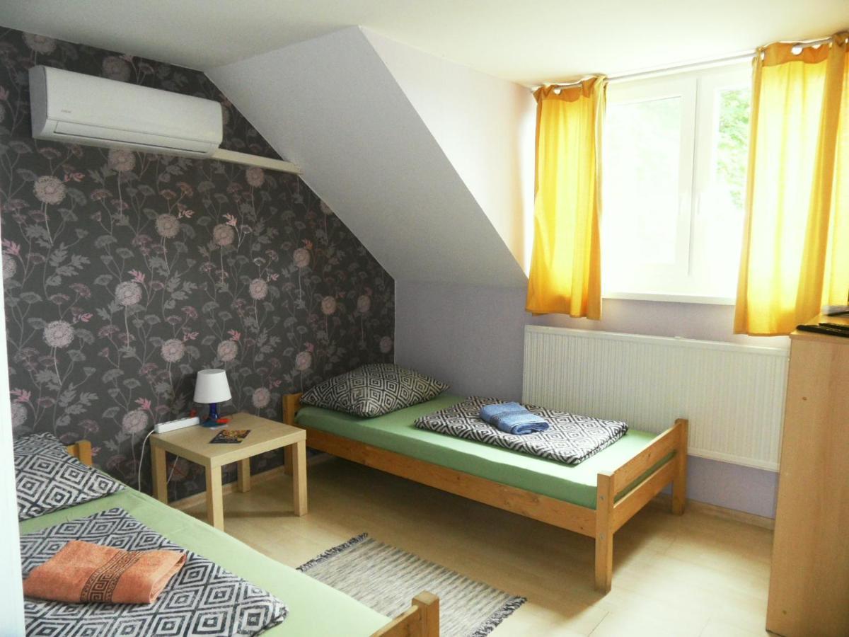 Fekete Macska Panzio Otel Tata Dış mekan fotoğraf