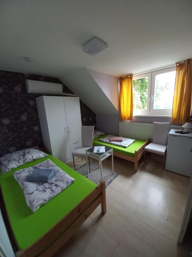 Fekete Macska Panzio Otel Tata Dış mekan fotoğraf
