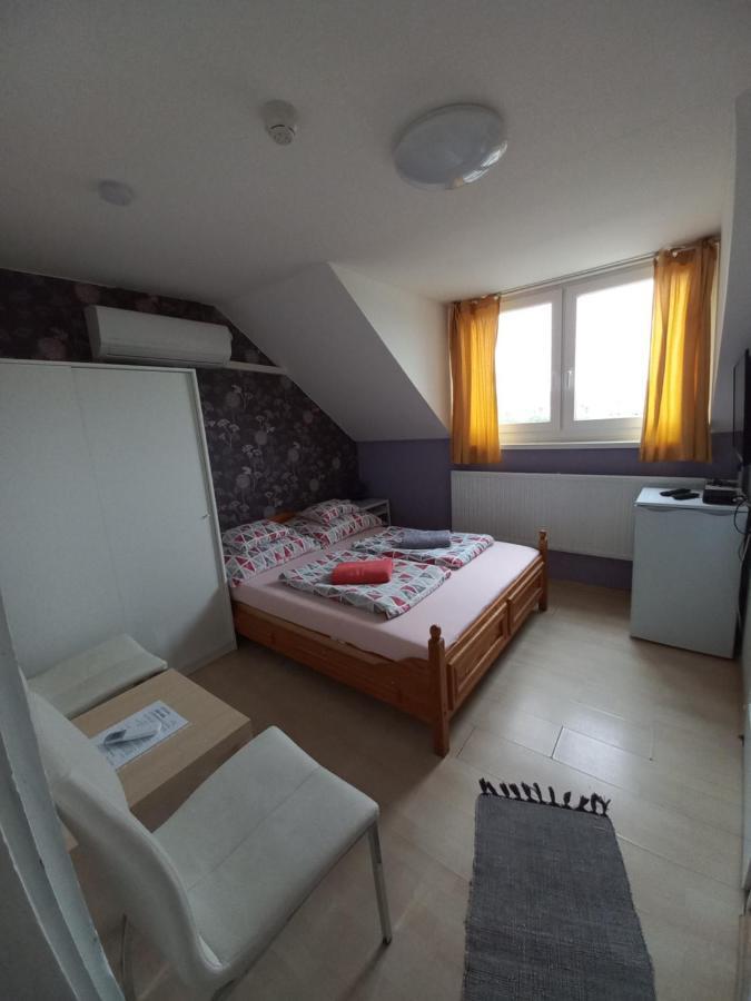 Fekete Macska Panzio Otel Tata Dış mekan fotoğraf