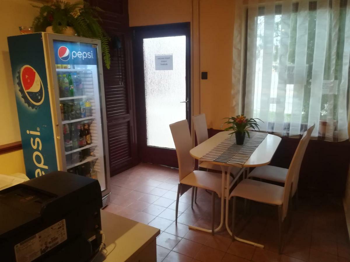 Fekete Macska Panzio Otel Tata Dış mekan fotoğraf